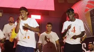 MADRID, SPAIN - JULY 15:Lamine Yamal and Nicolas Williams during the celebration of the European Championship, EM, Europameisterschaft of the Spanish football team at Cibeles square. DONTxSENDxTOxIMAGO PUBLICATIONxNOTxINxJPN 259749442