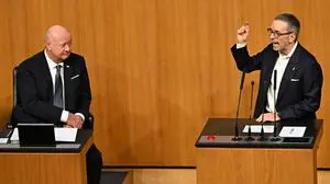 ABD0042_20251216 - WIEN - ÖSTERREICH: Bundeskanzler Christian Stocker (ÖVP) und  FPÖ-Obmann Herbert Kickl am Dienstag, 16. Dezember 2025, anl. einer Sondersitzung des Nationalrats im Parlament in Wien. - FOTO: APA/HELMUT FOHRINGER