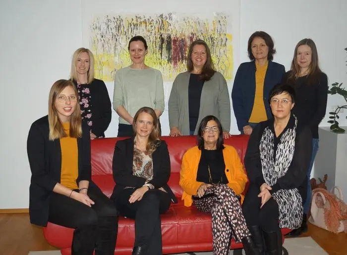 Christiane Planteu-Sienčnik (2. v. l. sitzend) und ihr Team