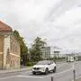 Eine Straße mit einer Brücke im Hintergrund
