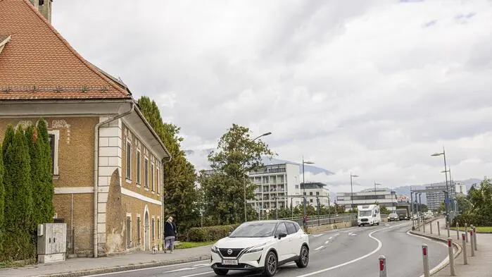 Eine Straße mit einer Brücke im Hintergrund