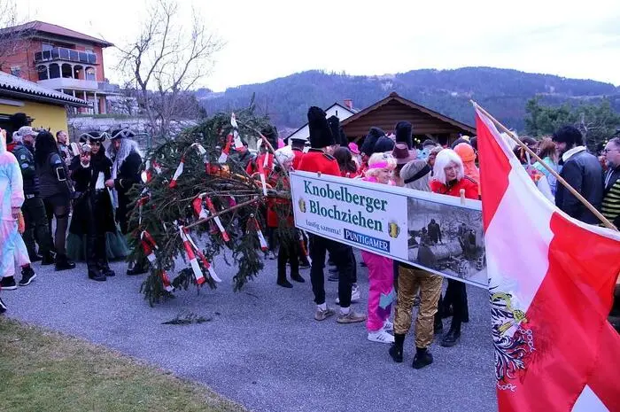 Gegen eine Spende wurden vom mitgeführten Fichtenstamm Scheiben mit einer großen Zugsäge heruntergeschnitten und als Glücksbringer übergeben. 