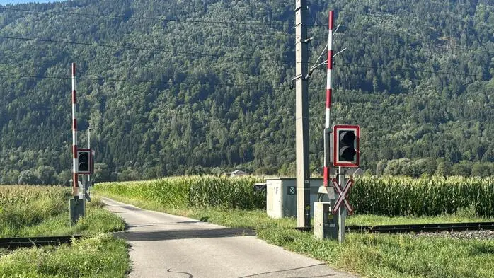 Bahnübergang bei Drauhofen im Lurnfeld