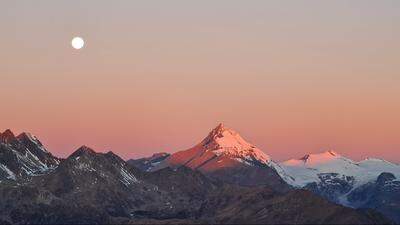 Vollmond beim Glockner | Auf dem Mohar beim Glocknerblick gelang unserer Leserin um 7 Uhr früh am 16. 11. dieses atmosphärische Foto – und das mit dem Handy, wie sie uns schreibt. 