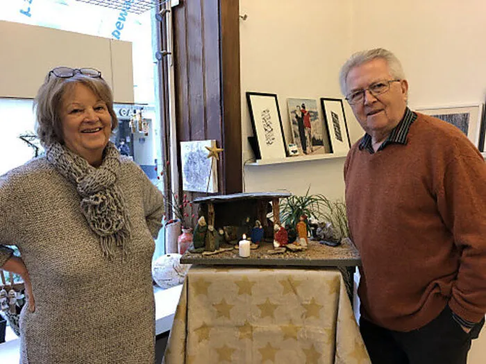 Wilma und Adi Mitterer von der EM-Kreativwerkstatt Klagenfurt helfen mit ihrer Spende