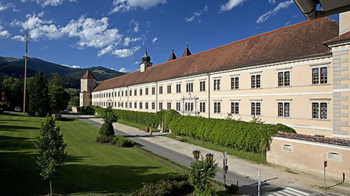 Vom Marktplatz in Seckau, unmittelbar neben den alten Klostermauern der Basilika, ist die hoch gelegene Wallfahrtskirche Maria Schnee bereits zu sehen 