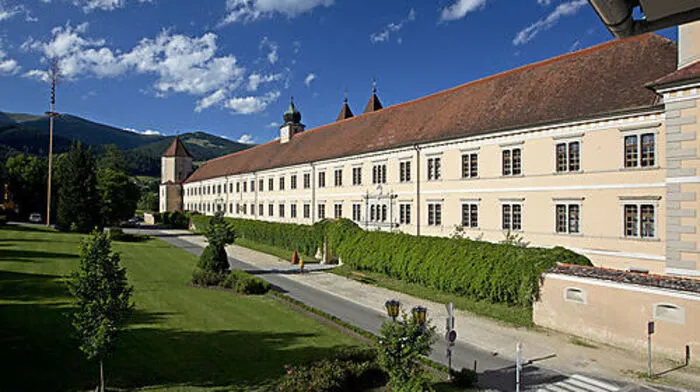 Vom Marktplatz in Seckau, unmittelbar neben den alten Klostermauern der Basilika, ist die hoch gelegene Wallfahrtskirche Maria Schnee bereits zu sehen 