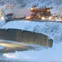 Auf der Bundesstraße im Oberland ist ein Lkw in eine Leitschiene gerutscht
