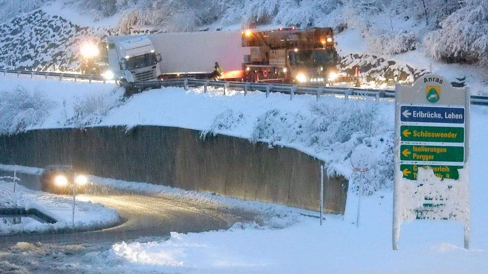 Auf der Bundesstraße im Oberland ist ein Lkw in eine Leitschiene gerutscht