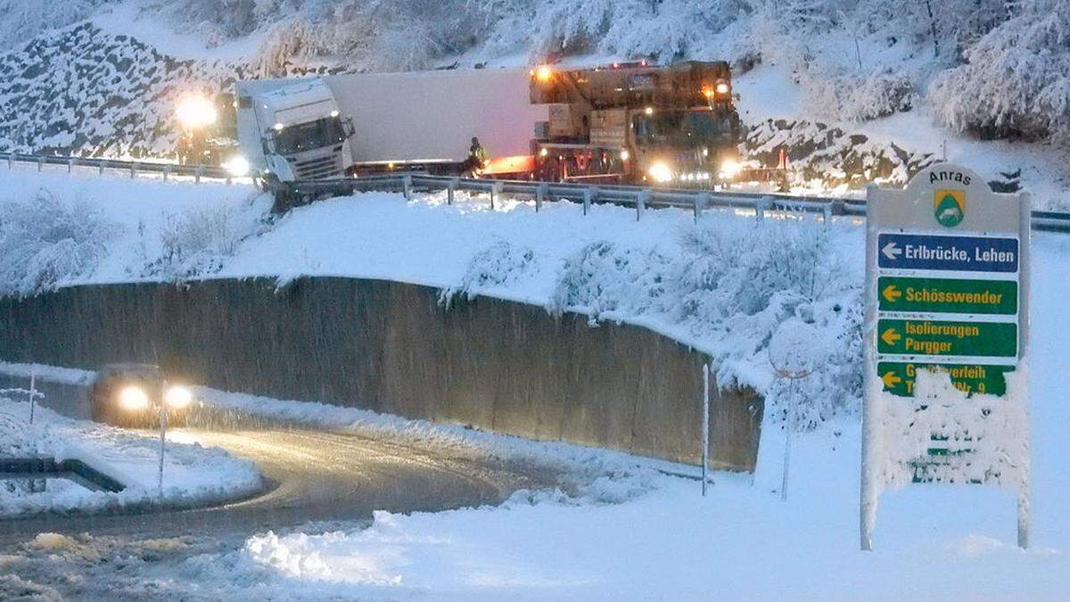 Auf der Bundesstraße im Oberland ist ein Lkw in eine Leitschiene gerutscht