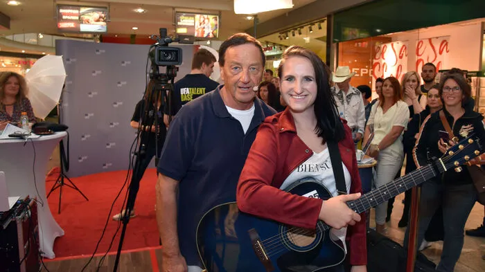 Die Crew der Talentbase der deutschen UFA sucht auch in Klagenfurt Talente für Film und Fernsehen. Simone Kothmeier (rechts am Foto zu sehen), die im heurigen Recall von Deutschland sucht den Superstar DSDS scheiterte, versuchte am Freitag erneut, für ein Casting aufgenommen zu werden. Talentescout Otto Nitschke (links am Foto zu sehen) versprach der Klagenfurterin, sie an Ralph Siegel für ein Musicalprojekt zu empfehlen. Heute, Samstag sucht die Crew in den City Arkaden Talente im Alter von 7 bis 15 Jahren.