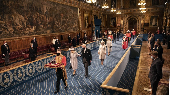 Mit weniger Pracht und Pomp als üblich - aber gewohnt würdevoll - hat Königin Elizabeth II. am Dienstag die nächste Sitzungsperiode des britischen Parlaments eröffnet.