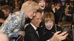 Glenn Close, Richard E. Grant, Shirley MacLaine und Frances Fisher