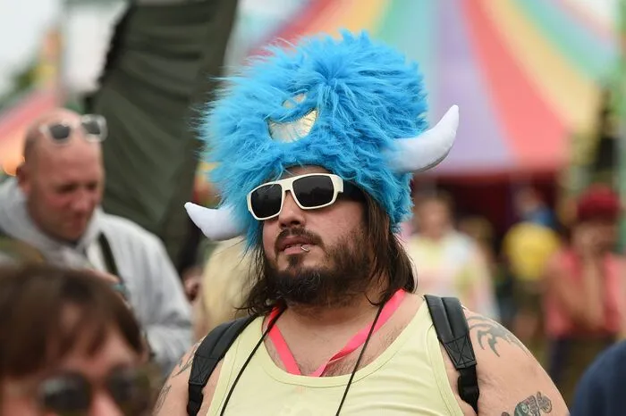 ... ist schon vom Klimawandel betroffen. Man mag naturgemäß über 25 Grad lachen, aber für gewöhnlich regiert am Glastonbury der Regen. Ohne Gummistiefel ...