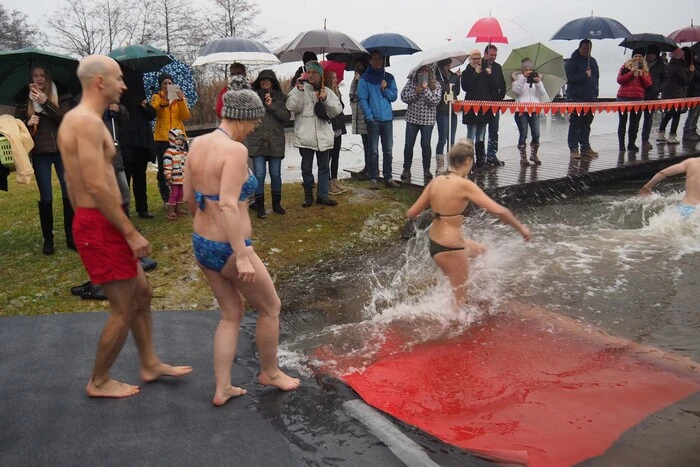 Und so entfiel der ursprüngliche Plan, Sonnenliegen aufzustellen. Das Wasser hatte vier Grad Celsius. . .