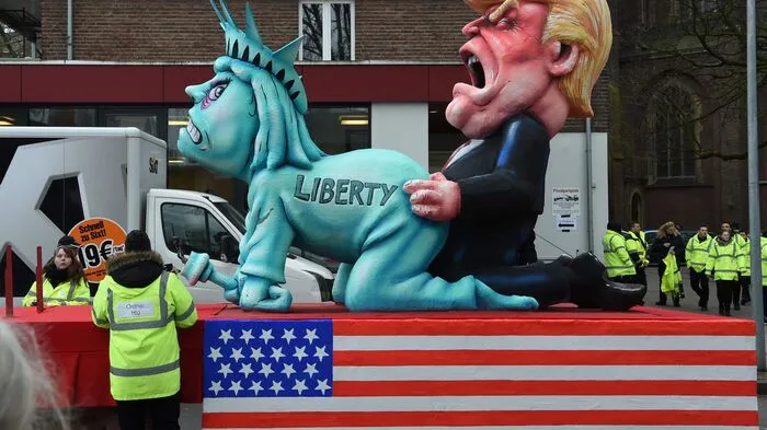 Bissig und provokant wie schon seit Jahren nicht mehr: Die Düsseldorfer Karnevalswagen sind hoch politisch und heuer so richtig gnadenlos: US-Präsident Donald Trump wird dargestellt, wie er die Freiheit missbraucht.