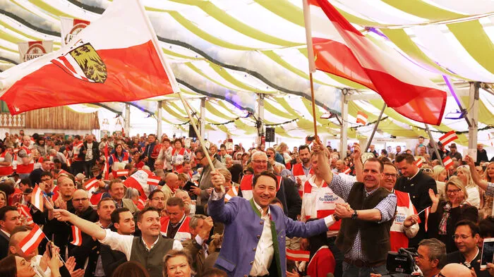 Freiheitliche Feierstimmung am Linzer Urfahraner Markt. Quasi als Gegenveranstaltung zum Mai-Aufmarsch der SPÖ in Wien lud die FPÖ ihre Anhänger ein.