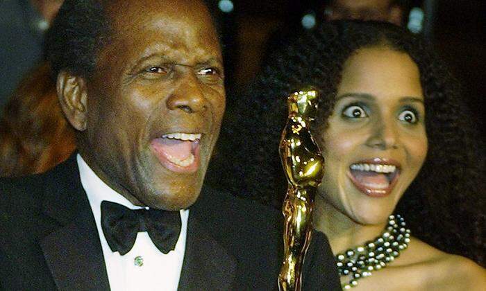 Sidney Poitier mit seinem Ehren-Oscar 2002