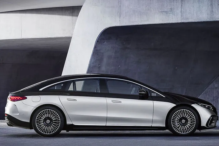 Zwei Varianten des EQS gibt es zum Einstand: Da wäre der EQS 450+ mit Heckantrieb und einer Maximalleistung von 245 kW (333 PS) und einem Drehmoment von bis zu 587 Newtonmetern.