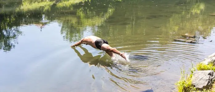 Viele suchen derzeit die Abkühlung im Wasser, auch in der Sattnitz, obwohl die Stadt davor warnt