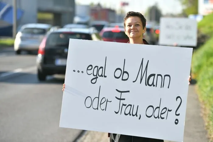 Auch die Geschlechtergerechtigkeit schafft es an den Straßenrand.
