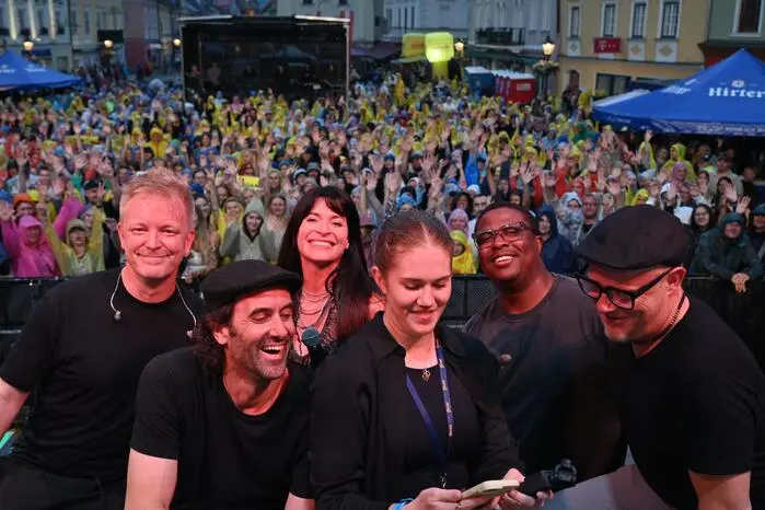 Als Vorband sorgt Verena Wagner für den perfekten Auftakt.