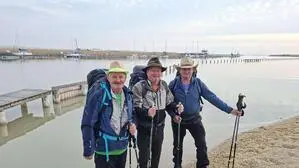 Toni Edelmann, Ernst Prem und Erich Luef wanderten vom Neusiedlersee bis zum Bodensee. Hier beim Start in Rust
