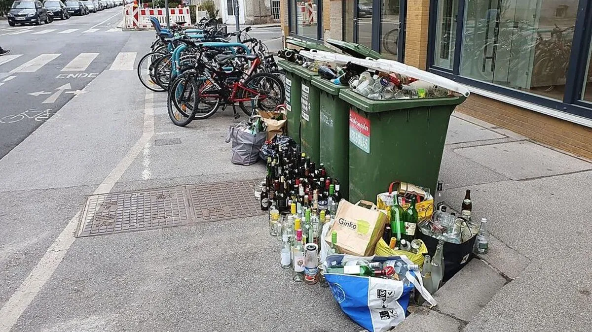 Die Container sind voll, daher werden die Flaschen wie hier in der Klosterwiesgasse fein säuberlich daneben hingestellt