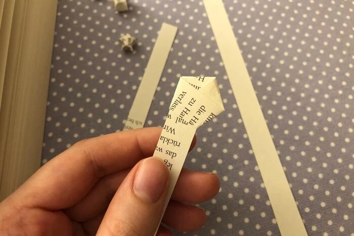 Das kleine Stück Papier, das bei meinem Fünfeck noch übersteht, falte ich in eine der entstandenen Laschen. Das Ergebnis sieht man auf diesem Bild.