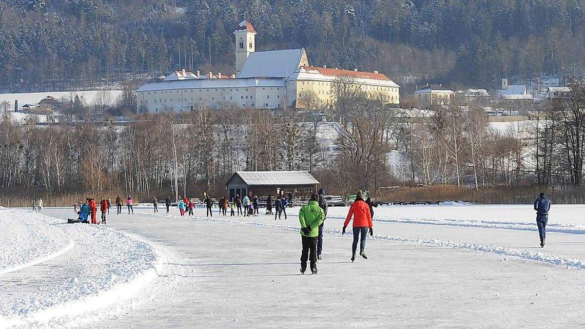 Am Wochenende lädt der Längsee wieder zum Eislaufen
