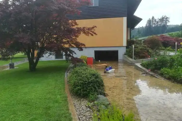 Gegen 17 Uhr standen 29 Feuerwehren des Bereiches mit rund 220 Mann gleichzeitig im Einsatz, um Keller auszupumpen, Straßen zu sperren, und die Schlammmassen zu entfernen.