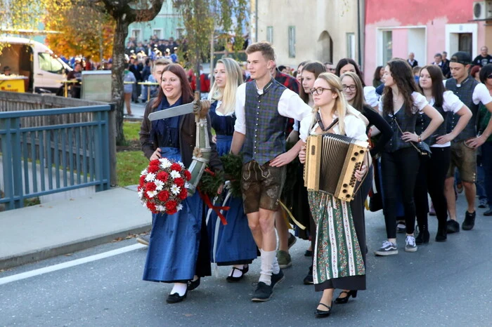 Den gelungenen Auftakt bildete am Samstag der Festzug mit den örtlichen Vereinen vom Keltenweg zum Oberen Markt. 