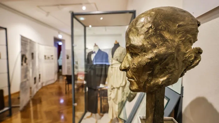 Musil-Museum. Das Geburtshaus von Robert Musil (1880 bis 1942) ist nicht nur für Freunde des in Klagenfurt geborenen Autors von „Der Mann ohne Eigenschaften“ interessant, das Eckhaus in der Bahnhofstraße beherbergt auch Ausstellungen über die Schriftstellerinnen Christine Lavant (1915 bis 1973) und Ingeborg Bachmann (1926 bis 1973). Untergebracht ist im Haus auch das Literaturarchiv, das zahlreiche literarische Schätze beherbergt. So finden sich dort die Vorlässe von Büchnerpreis-Träger Josef Winkler, Teile der Vorlässe von Maja Haderlap, Florjan Lipuš oder Antonio Fian sowie die Nachlässe von Autoren wie Gert Jonke (1946 bis 2009) oder Werner Kofler (1947 bis 2011). Auch Privatpersonen können in die Vor- und Nachlässe Einsicht nehmen – Anmeldung erforderlich.