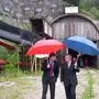 SPÖ-Bundesvorsitzender Alfred Gusenbauer und der steirische SPÖ-Chef Franz Voves im Juni 2004 beim Sondierstollen in Mürzzuschlag