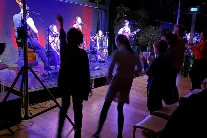 Mit einem unvergleichbaren Mix aus Stilelementen reist Baba Yaga mit dem Publikum in ferne Länder, mal sanft und schmeichelnd und plötzlich wild, sinnlich, ekstatisch und dabei immer bis in die letzte Körperfaser der Musik verschrieben.