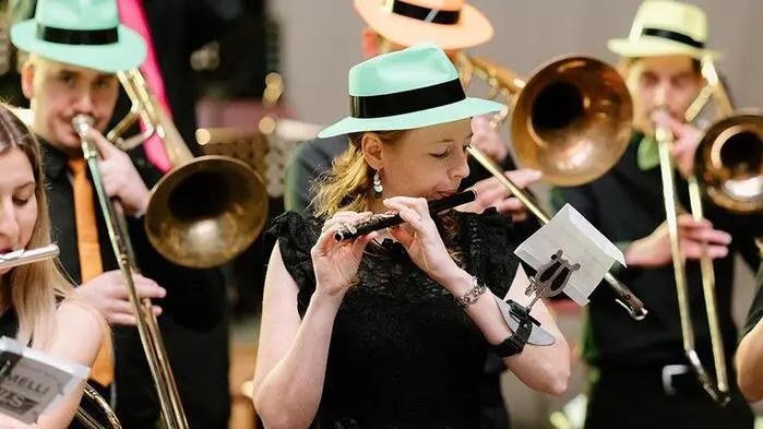 Unter dem Motto „Brass & Beats“ bot die Marktmusikkapelle Kirchbach den Zuschauerinnen und Zuschauern ein vielfältiges Programm