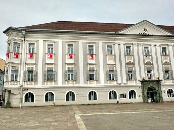 Das Rathaus ist schon einmal rot-weiß geschmückt