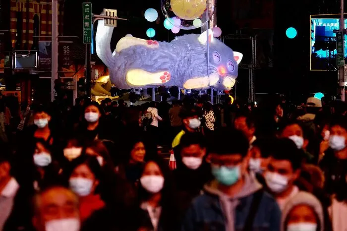 Auch den Göttern Opfer zu bringen und Freunden wie Verwandten sogenannte „rote Briefumschläge“ („hongbao“) mit „Glücksgeld“ zu schenken, ist üblich.