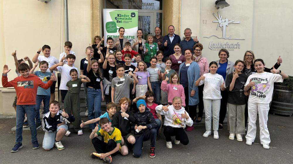 Kindergemeinderat mit Bürgermeister Erich Plasch, dem Team der Landentwicklung Steiermark und weiteren Amtsträgern der Marktgemeinde Leutschach