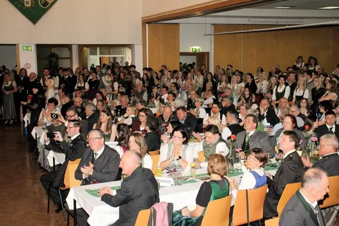 In der Lipizzanerheimatschänke im Bereich der Sporthalle sorgten heimische Winzer, Obstbauern und Florian Zach mit Spitzenweinen, Säften und Kulinarik für eine gemütliche Atmosphäre und gute Stimmung.