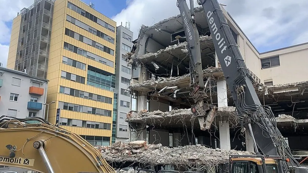 Im Hinterhof knabbern die Bagger das Haus schon kräftig an.
