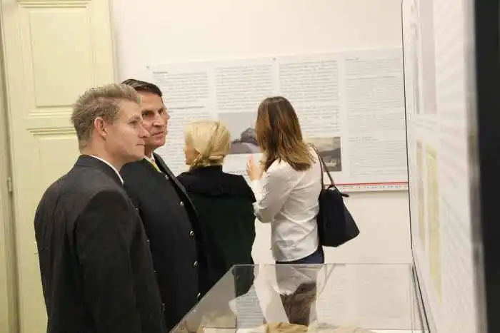 Vom 12. November bis zum 7.Dezember kann man im Wolfsberger Rathaus selbst in die frühe Kärntner Nachkriegsgeschichte eintauchen!