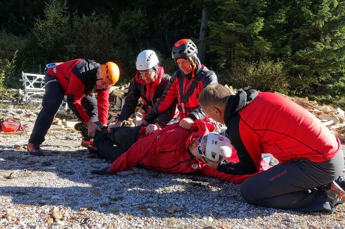 Am Windkraftwerk wurde eine Kapper-Bergung geübt: Eine verletzte Person hängt am Seil unter der Kanzel. Ein Bergretter wird von oben mit Dyneema-Seilen abgelassen, nimmt den Verletzten auf und schneidet ihn vom Seil. Anschließend werden beide zusammen bis zum Boden abgelassen.