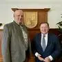 Landesrat Werner Amon (r.) mit Lassings Bürgermeister Engelbert Schaunitzer