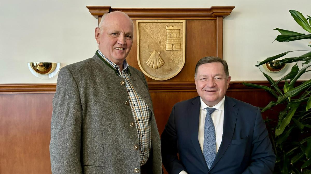 Landesrat Werner Amon (r.) mit Lassings Bürgermeister Engelbert Schaunitzer