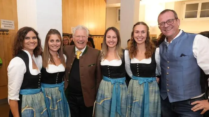 Die Veranstalter Richi Di Bernardo (Dritte von links) und Wolfgang König (rechts) mit Sängerinnen des Doppelsextetts Velden