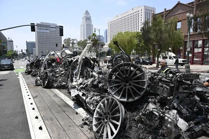Los Angeles Riots: Debris of burned Waymo cars clean up LOS ANGELES, CALIFORNIA - JUNE 9: Workers clean up debris after violently burned five autonomous Waymo vehicles near the City Hall in Los Angeles, California on June 9, 2025 amid protests over immigration raids. Tayfun Coskun / Anadolu California United States. Editorial use only. Please get in touch for any other usage. PUBLICATIONxNOTxINxTURxUSAxCANxUKxJPNxITAxFRAxAUSxESPxBELxKORxRSAxHKGxNZL Copyright: x2025xAnadoluxTayfunxCoskunx