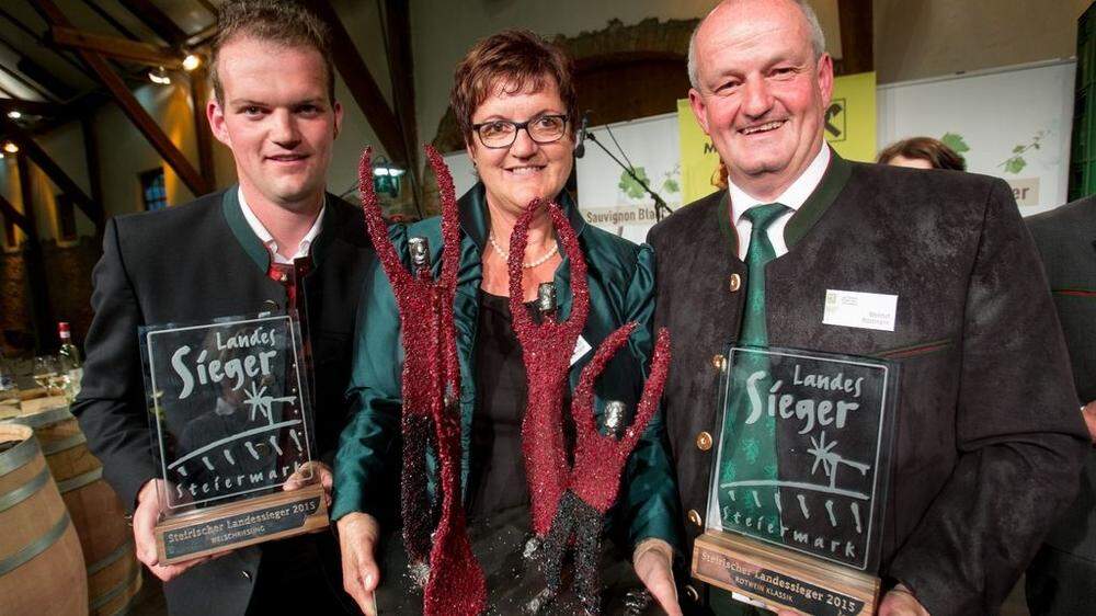 Weingut des Jahres 2015 und Doppellandessieger: Matthias, Irmgard und Helmut Rossmann freuen sich über den großen Sieg