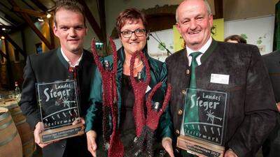 Weingut des Jahres 2015 und Doppellandessieger: Matthias, Irmgard und Helmut Rossmann freuen sich über den großen Sieg