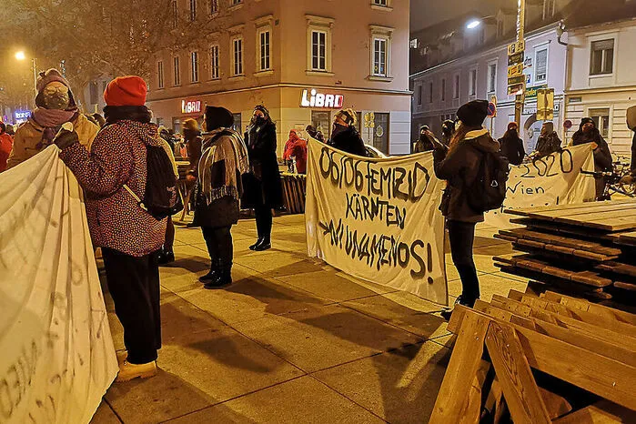 Für die nächsten zwei Stunden werden die beschrifteten Leintücher quer durch die Grazer Innenstadt getragen.